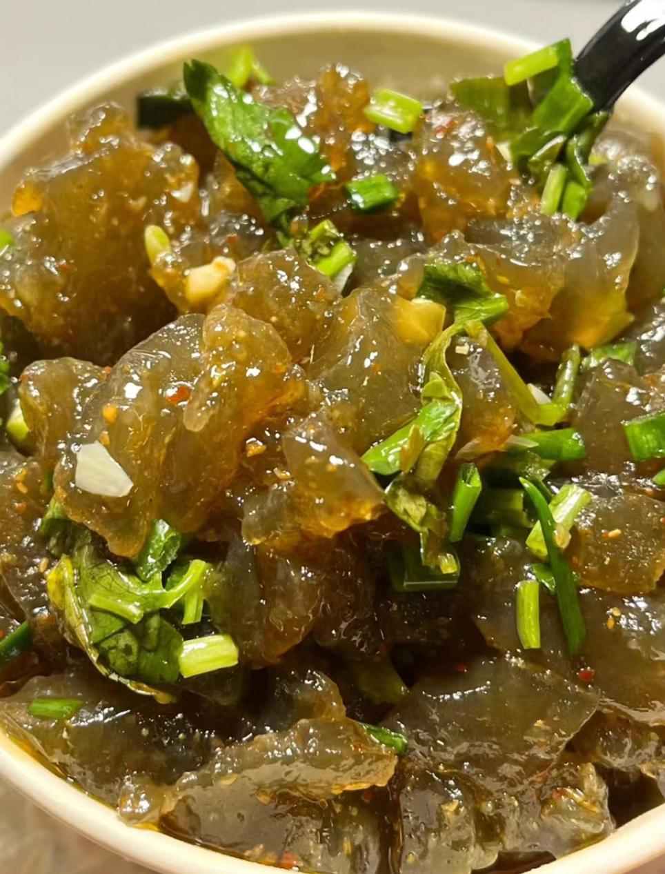 豆酱将成形的凉粉在平底锅内翻炒源自宋朝的炒凉粉开封炒凉粉是夏季