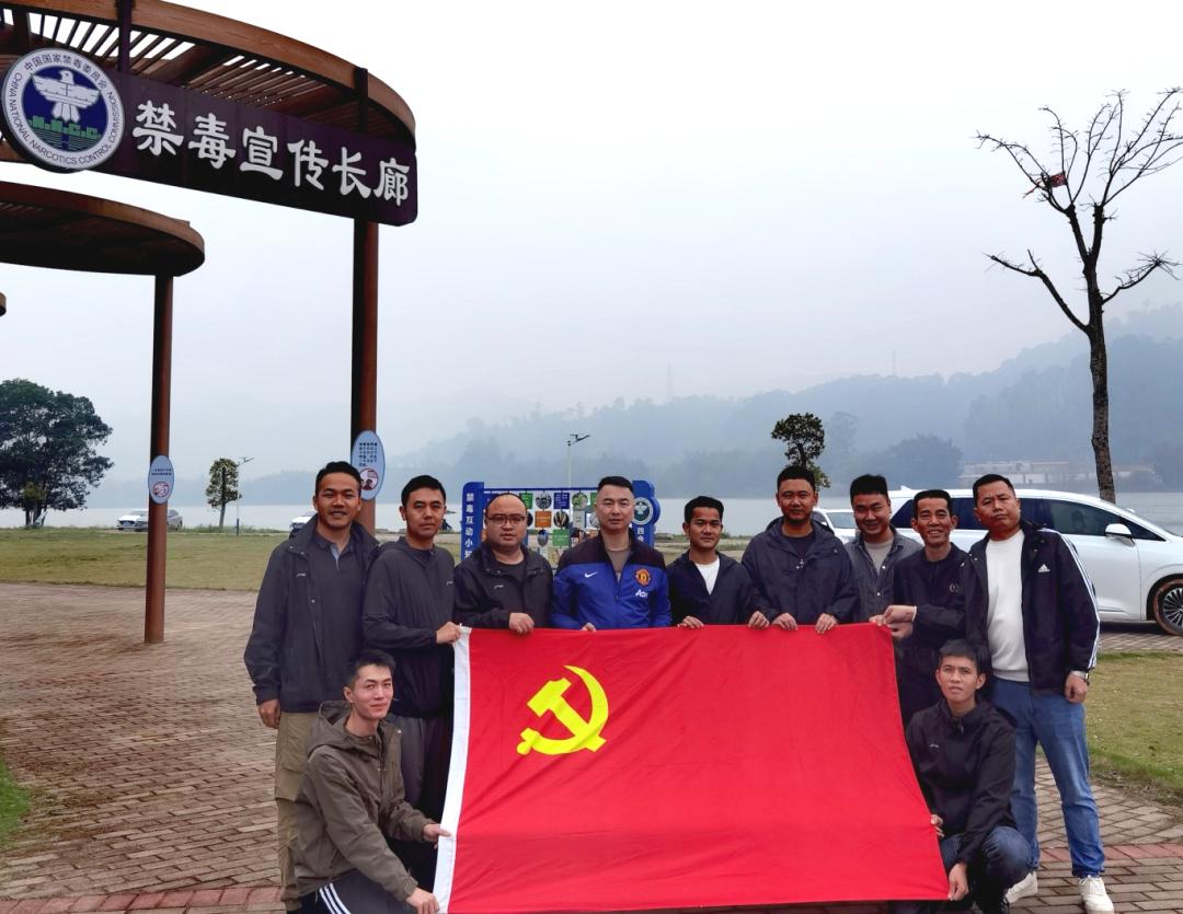 四会监狱组织党员民警到四会市贞山街道邓村"渔港湾禁毒主题公园"开展