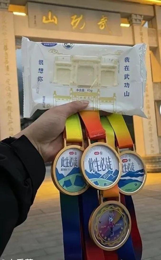 一天600个!18岁小伙爬武功山捡塑料瓶换奖牌