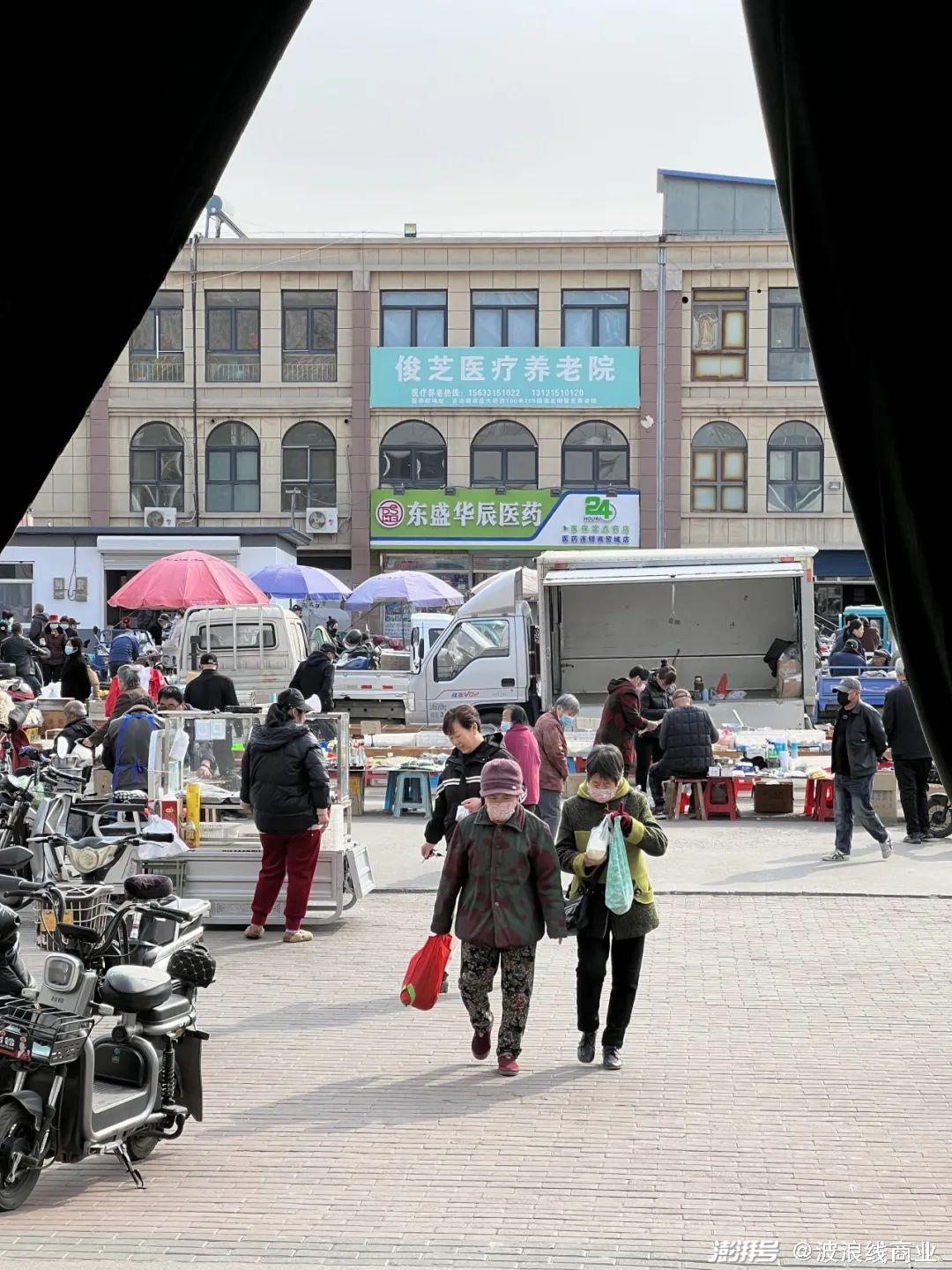 一处叫"三角地"的交通枢纽,算是我们这里商业比较繁华的地带,路口竟然