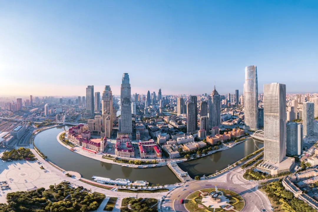 >>天津海河世纪钟和津湾广场cbd城市天际线航拍全景 视觉中国供图阳春