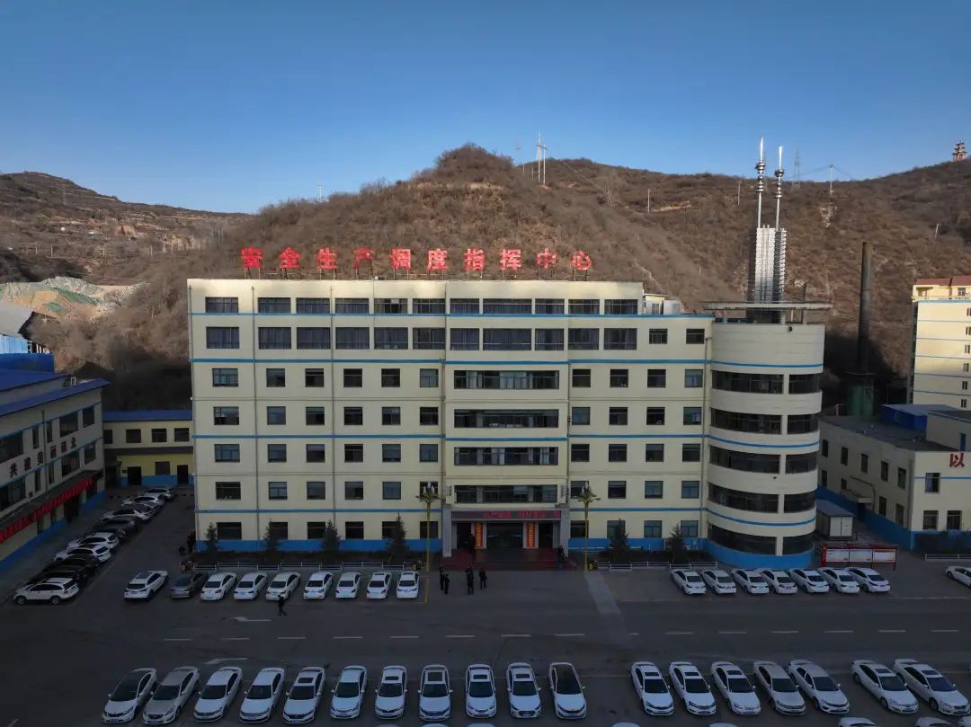 3月4日,砚北煤矿安全检查科负责人张正东在250209下运输顺槽巡查过程