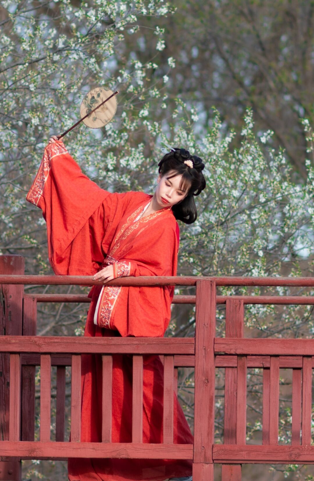 服容辞德,衣冠华夏嫘祖始蚕,胡曹作衣有服章之美,谓之华中国有礼仪之