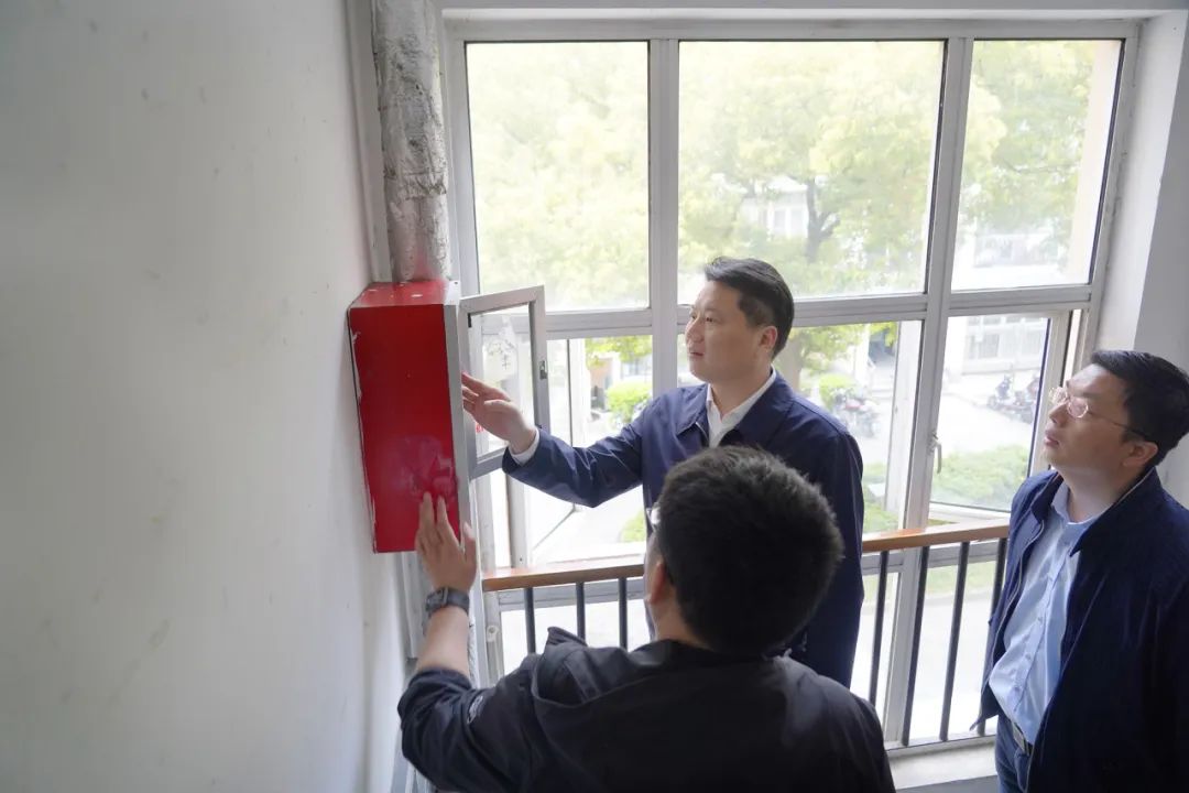 4月11日,区委书记姜冬冬带队深入居民区,电动自行车销售门店等开展