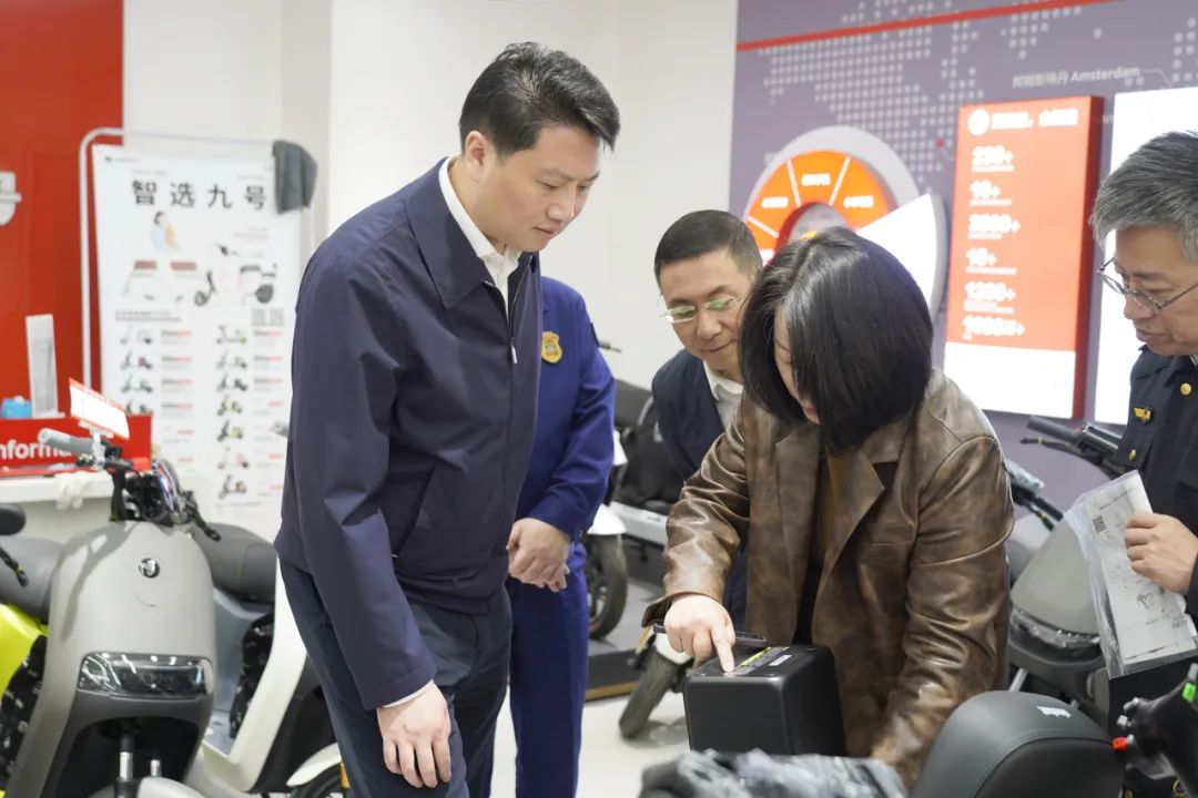 随后,姜冬冬深入电动自行车等销售门店,与商户亲切交谈,了解商家的