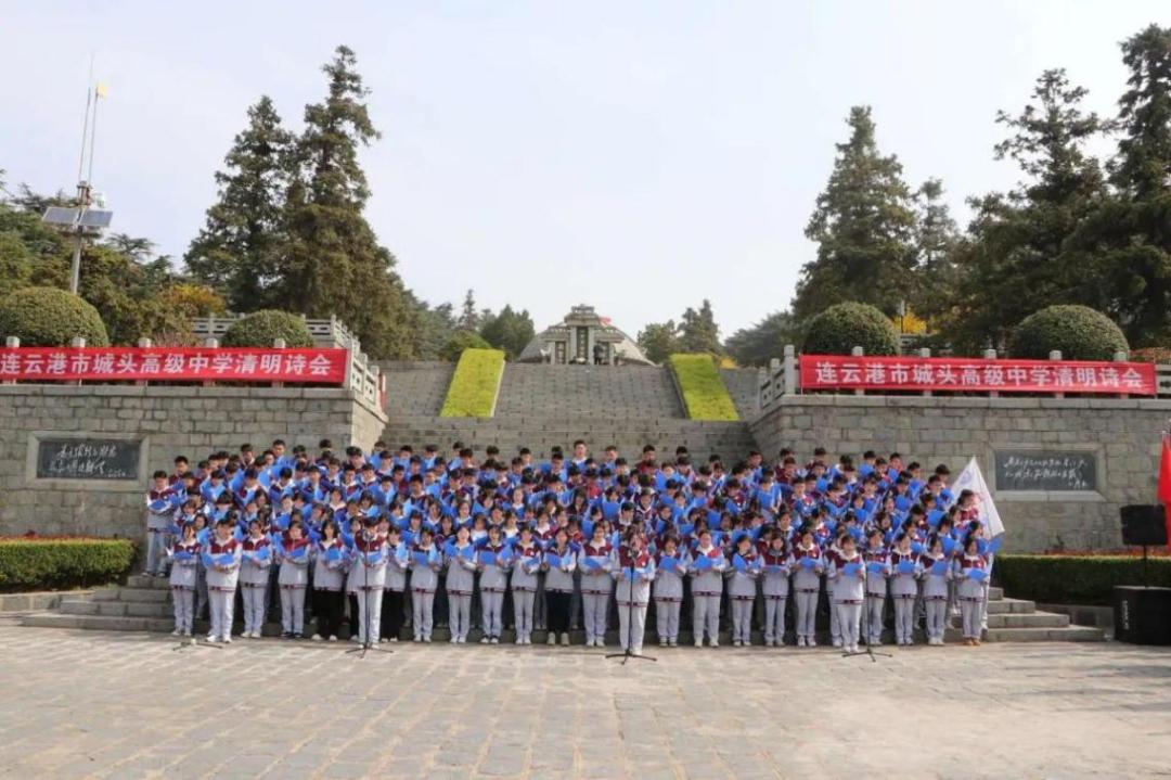 近日,赣马镇新时代文明实践所组织部分学校师生赴抗日山烈士陵园开展