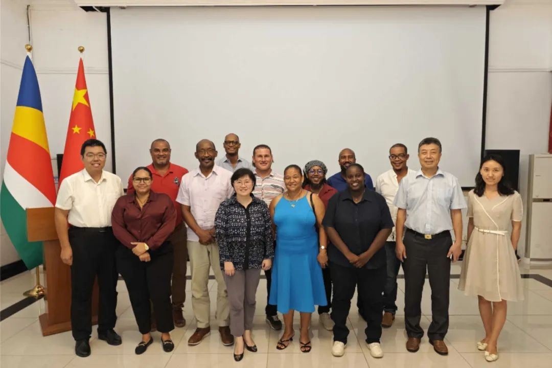 驻塞舌尔大使会见塞前副总统及友好人士