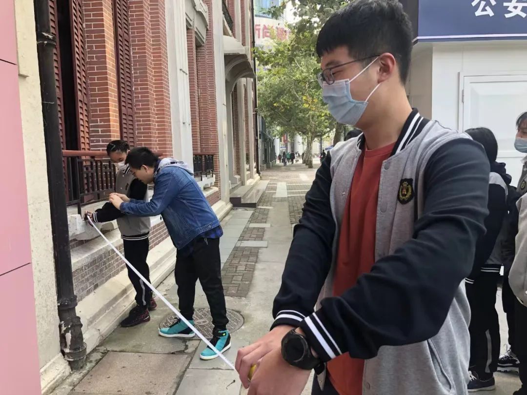 2021年9月一开学,光明中学的师生发现,校门口多了个地铁施工地——14