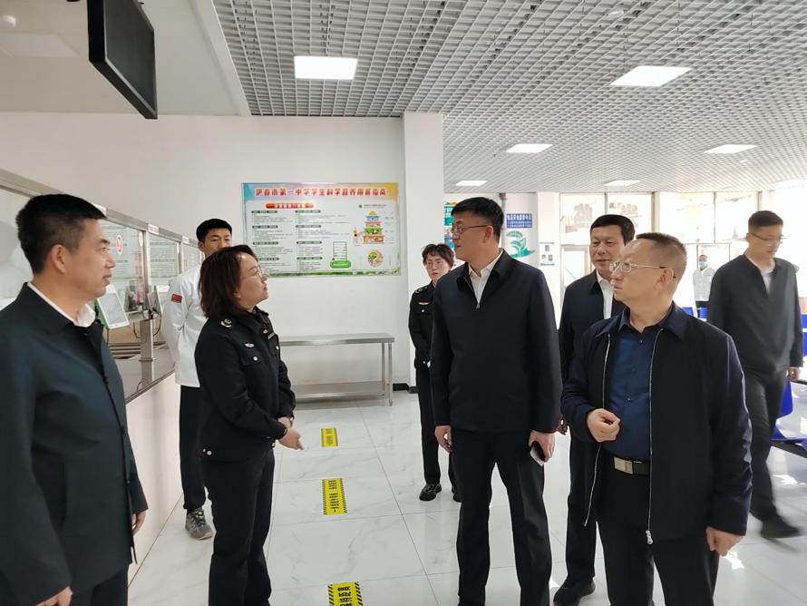 方春彪(右二)在修继业(右一)等陪同下实地检查伊春市第一中学食堂各