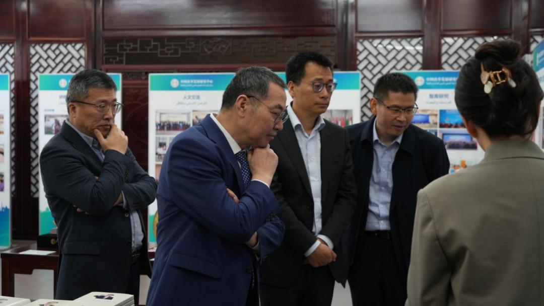 黄春华校友到访上海外国语大学