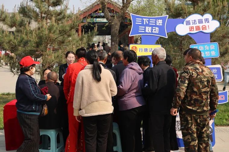 三下三进三联动丨行唐法院普法宣传赶庙会