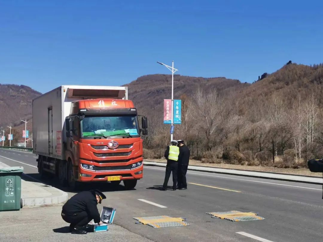 长白交警大队联合运管部门开展打击"超载超限"专项行动_澎湃号·政务