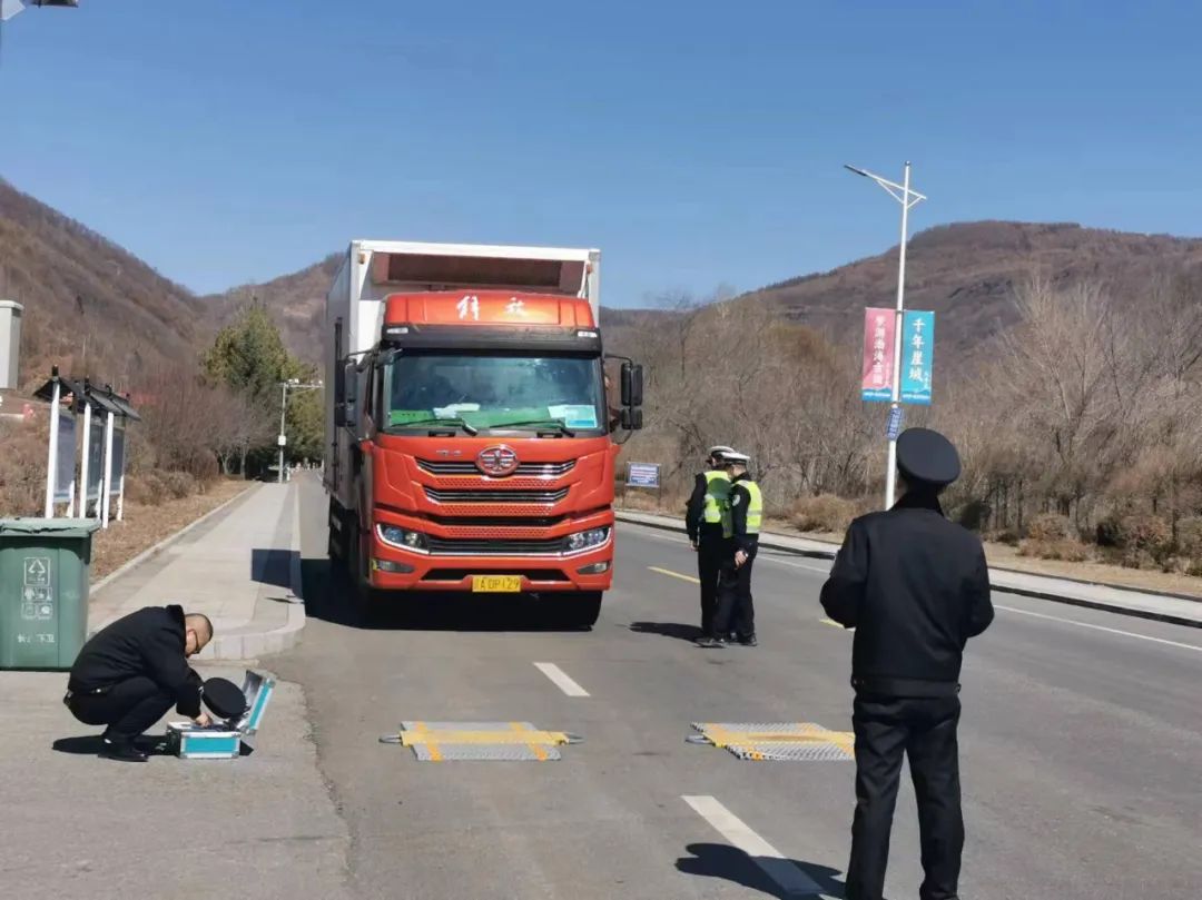 长白交警大队联合运管部门开展打击超载超限专项行动