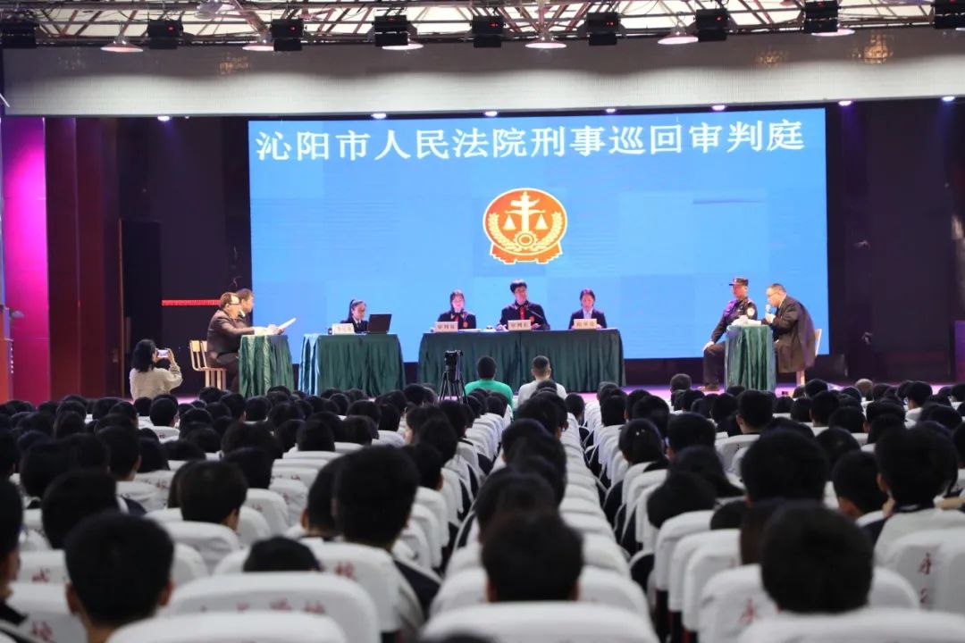 巡回审判进校园以案释法护成长