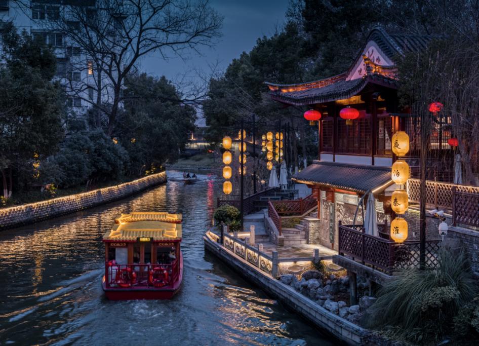 杜牧《泊秦淮》中"烟笼寒水月笼沙,夜泊秦淮近酒家"写出了南京餐饮业