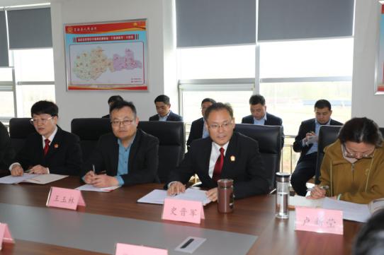 座谈会由洙边镇党委书记王玉林主持,莒南法院党组副书记,副院长史晋军