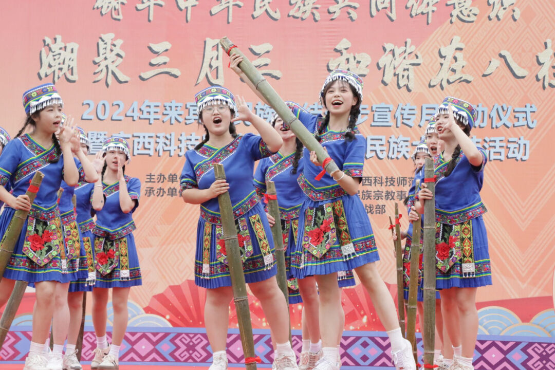 师生进行民族文艺表演民族服装秀,扁担舞,芦笙表演,山歌对唱……启动