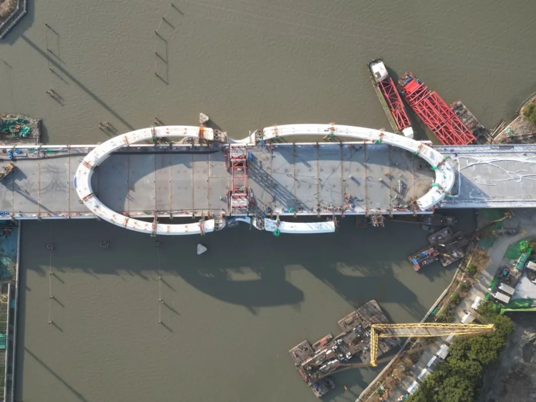 转塔门架上部节段吊装并安装缆风绳为小钢拱塔转体作最后的准备技术新