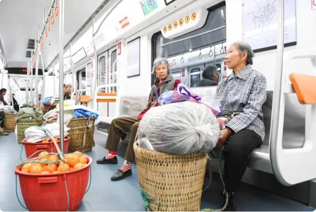 "背篓专线"成为这座城市一道独特的风景线.文|汪灿