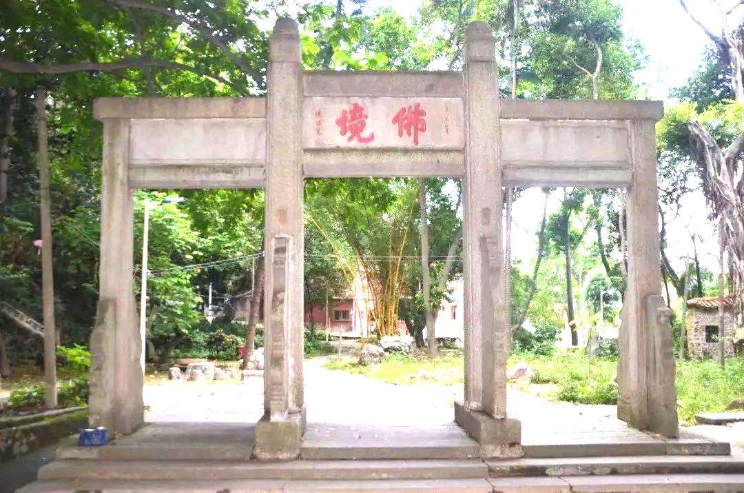 茶庵寺又名六祖寺,坐落于外海街道五马归槽山麓,始建于明代万历年间.