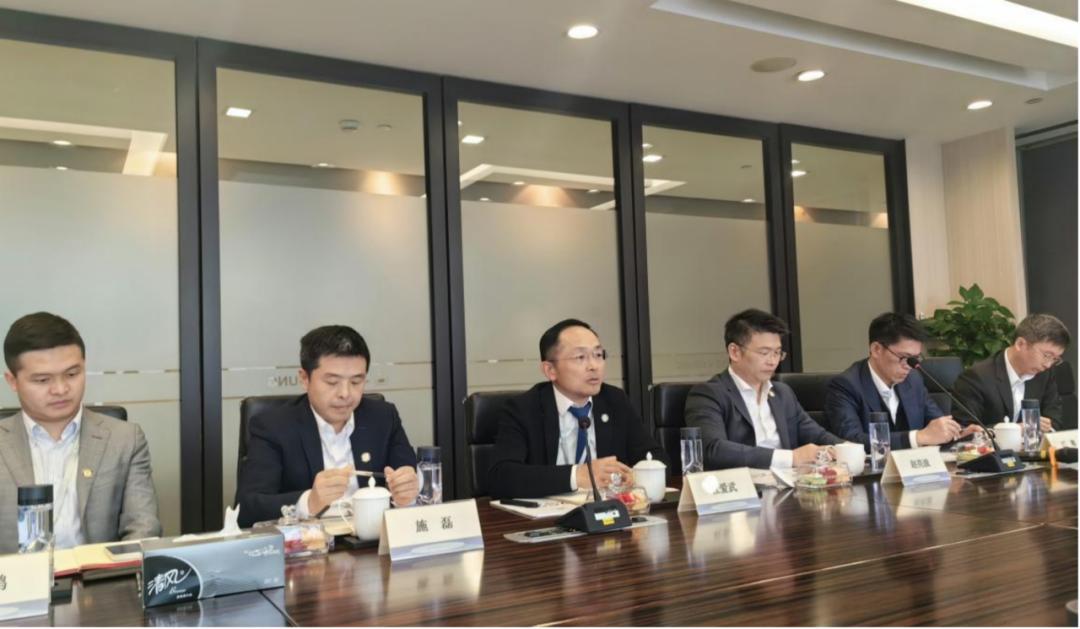 局长王建忠,区司法局党委副书记,区律师行业党委书记宋占飞一行陪同