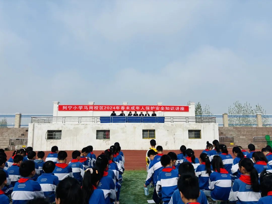 红安县人民法院刑事审判庭干警吴祖荣,吴琦峰走进红安县马岗小学,为该