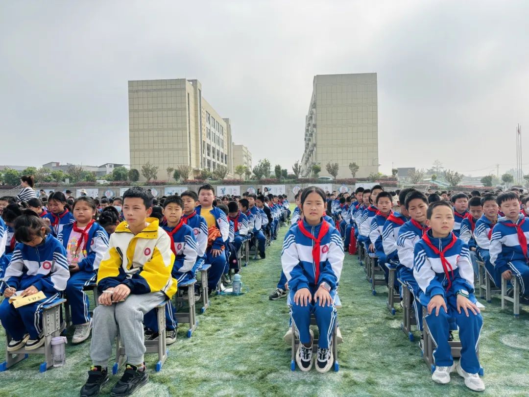 红安县人民法院刑事审判庭干警吴祖荣,吴琦峰走进红安县马岗小学,为该
