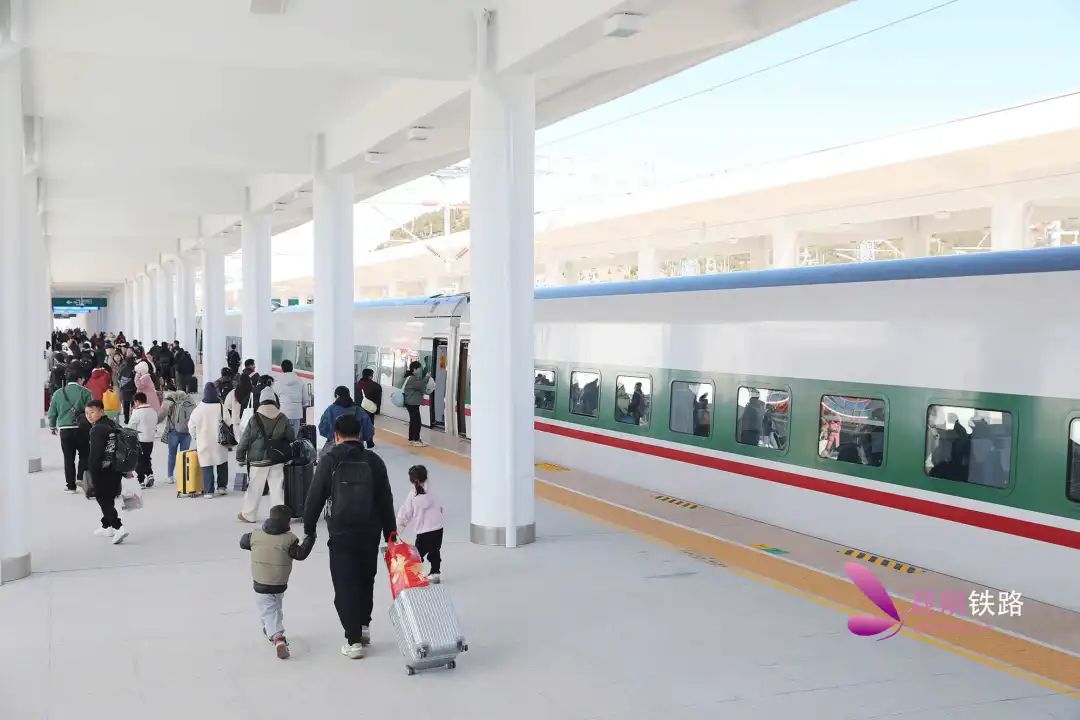 丽香铁路增加运力应对客流持续增长_澎湃号·政务_澎湃新闻-The Paper