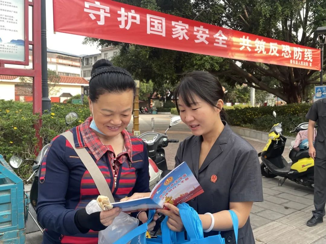 应该怎么做……"景东县人民法院趁着赶集日到银生广场开展反恐宣传