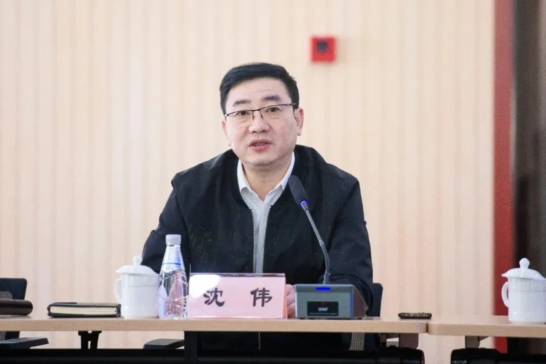 交流座谈会上,沈伟详细介绍了松江区情和民营经济发展情况,以及工商联