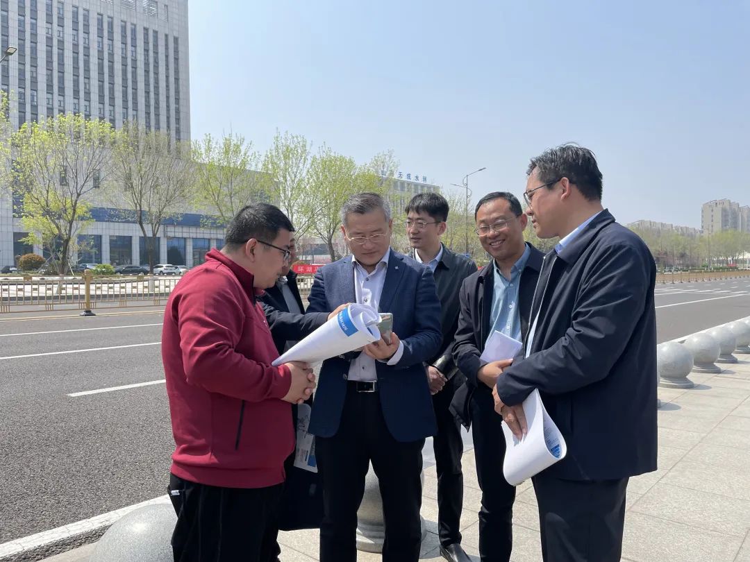 4月11日上午,区党工委书记,管委会主任张龙江现场调度2024环峡山湖