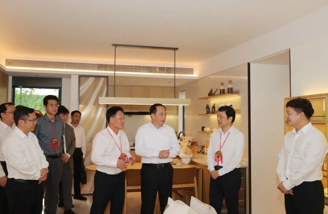 许显辉参观展柜北投集团直属企业北投产城集团等20多家房地产企业在