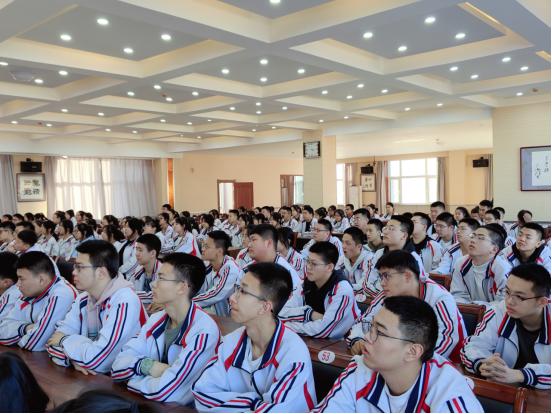 在鸡东县第二中学,学校54个班级全体2500余名师生分别通过主会场和