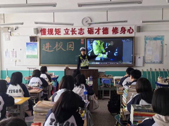 谁执法谁普法春风十里不如安全有你锦州市凌海市开展普法进校园活动