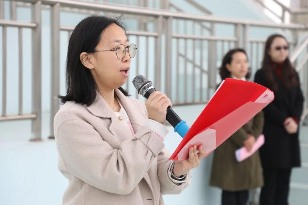 求真中学求真中学举行六年级年级大会,让学生们能够在"看见"中"遇见"