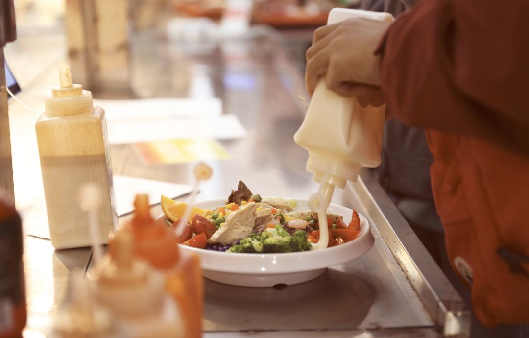 00左右排长队食堂推出"有颜又健康"的轻食减脂餐在贵州大学西校区可不