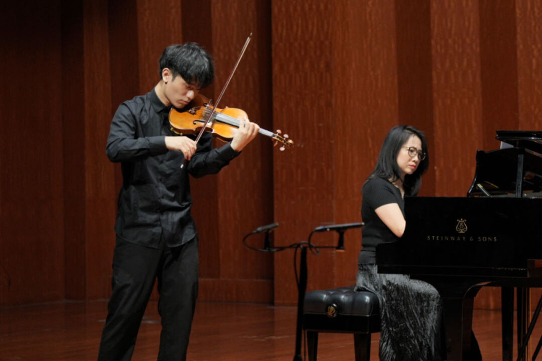 男中音独唱《短暂的幻影》《玫瑰三愿》 演唱:张曦 钢琴伴奏:崔岚二胡