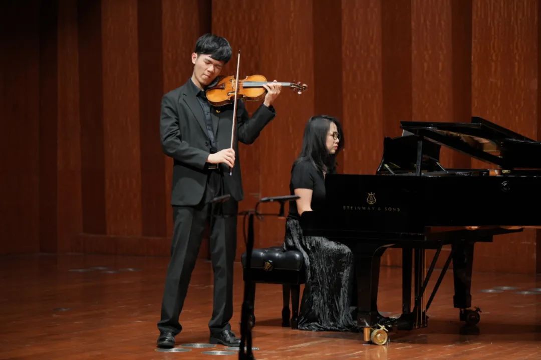 钢琴伴奏:印悦男中音独唱《短暂的幻影》《玫瑰三愿》 演唱:张曦 钢琴