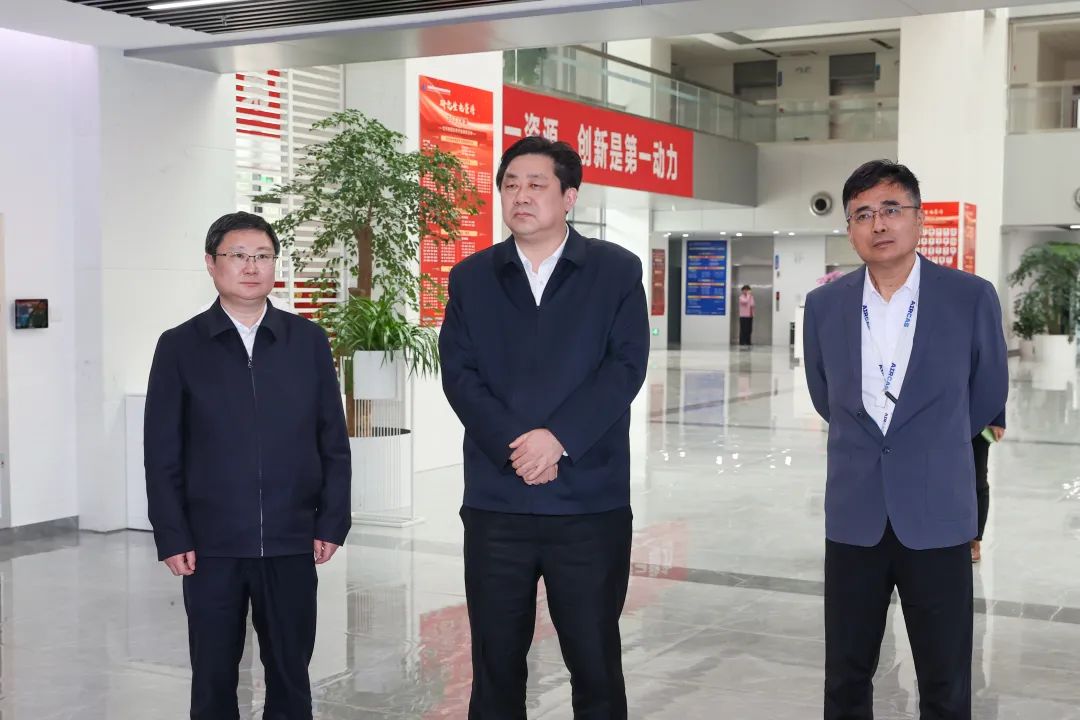 参观科技展厅,与中国科学院院士,空天院院长吴一戎共同探讨产业趋势