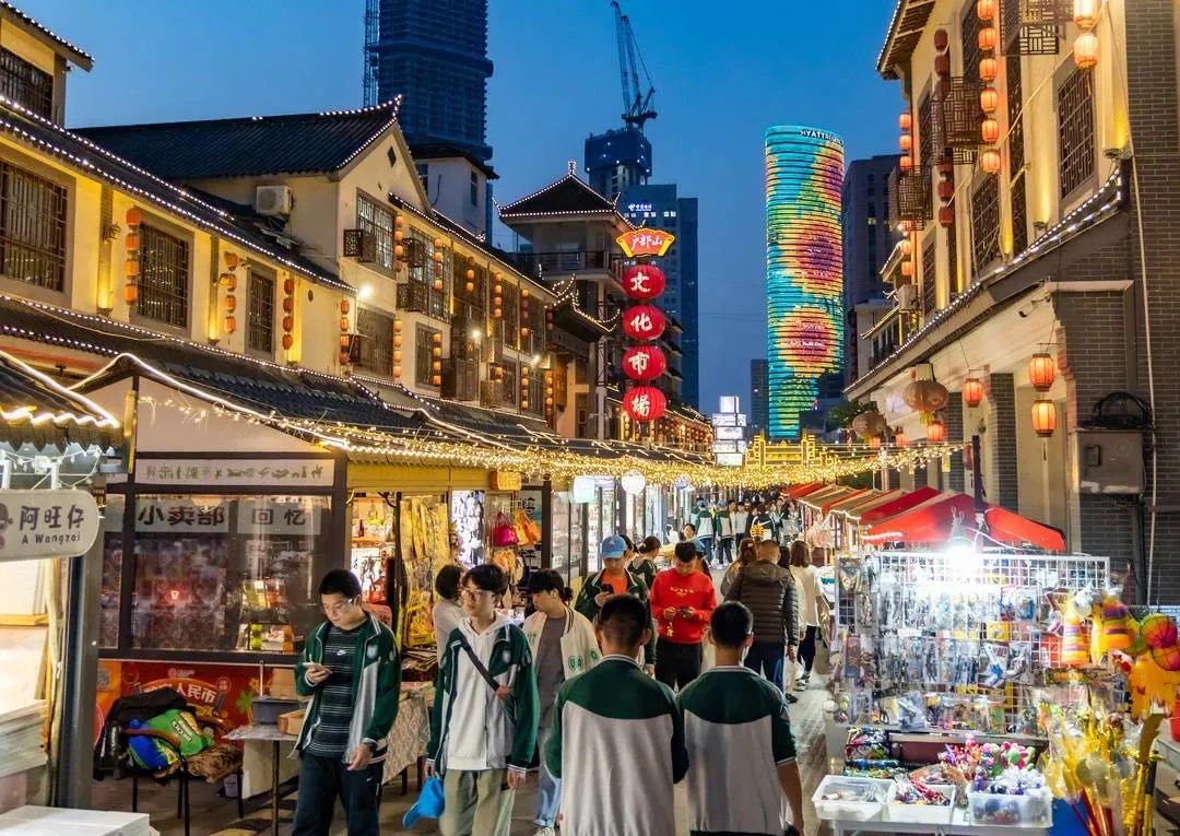 云龙新夜态点亮