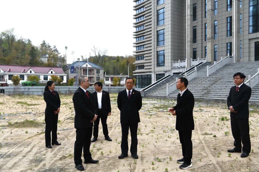 74在岳西法院新审判楼市中级法院党组成员,政治部主任张红进,岳西