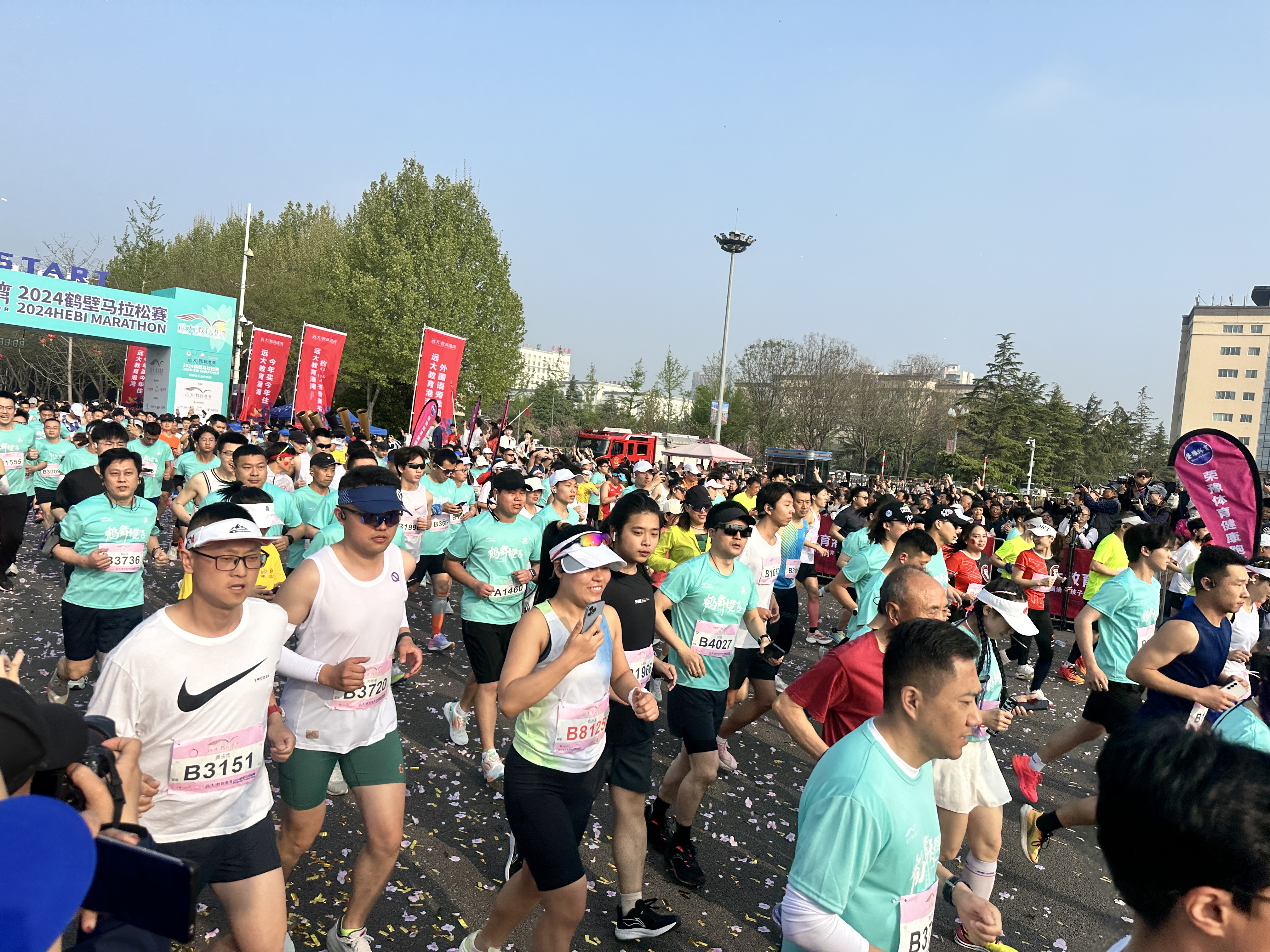 万人参与!鹤壁马拉松赛激情开跑