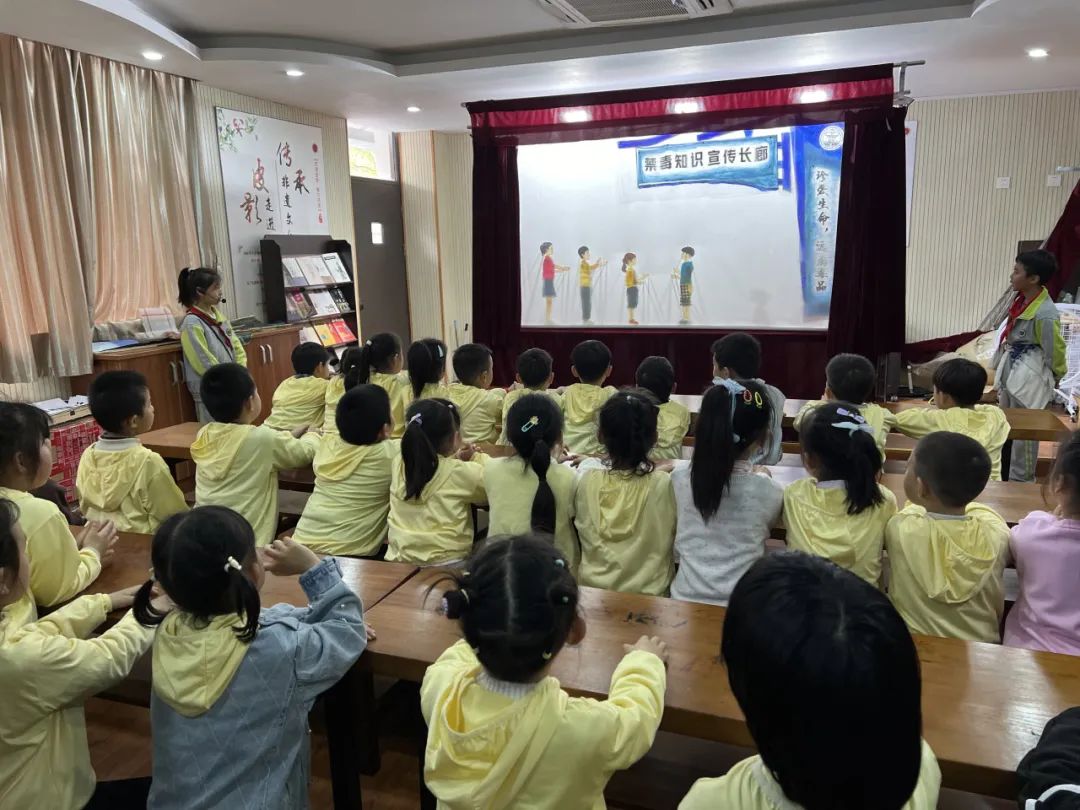 齐贤学校小学部的学生为所有大班幼儿演绎禁毒皮影剧"警惕新型毒品