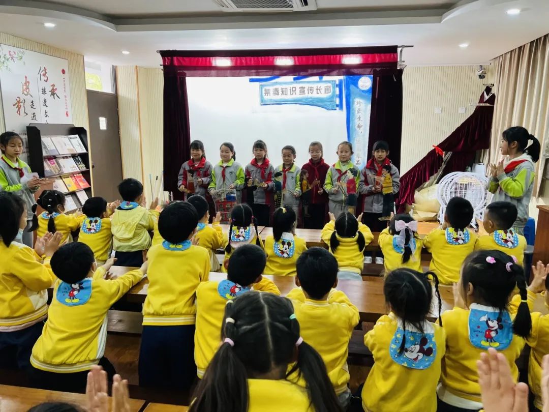 齐贤小学胡丹老师,近距离向各位大班幼儿展示皮影道具,并讲解相关皮影