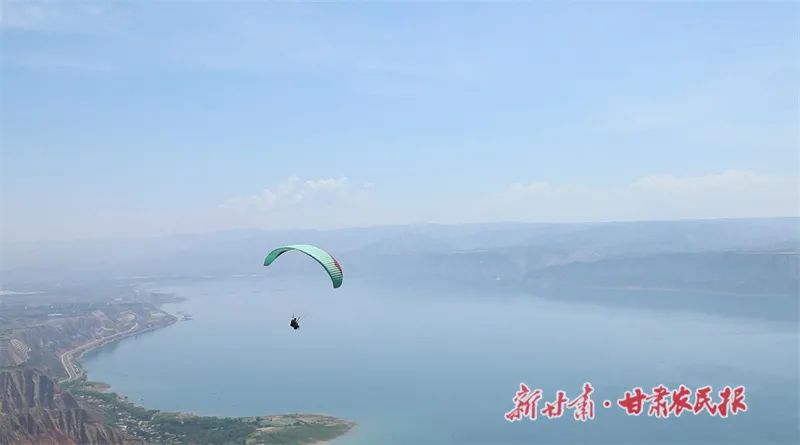 这里位于永靖县刘家峡水库(炳灵湖)北岸,起飞场为古丝绸之路长夷岭