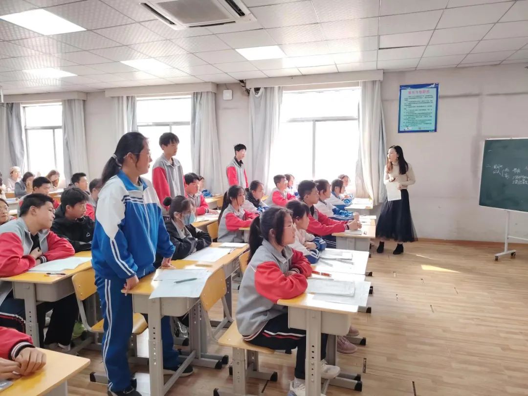 雄安新区安新县人大常委会调研组到实验中学,香港路小学调研"教体融合