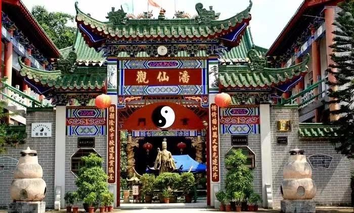 太熙元年诞于浮山之腰,宁康元年驾鹤观山之巅.百代仁医