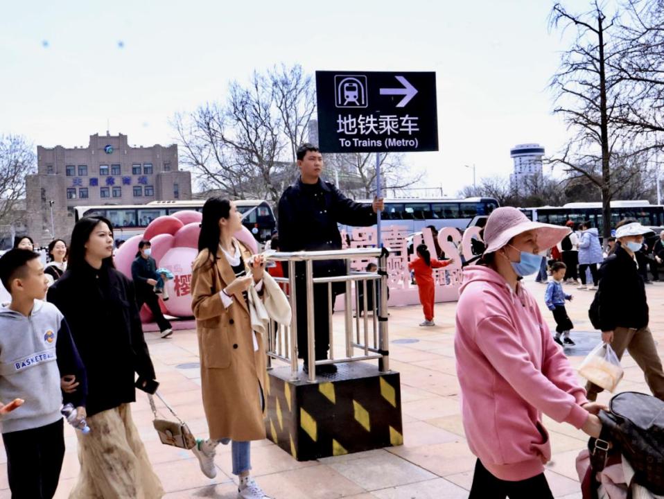 建议乘客选择汇泉广场站下车,避开拥挤.2.