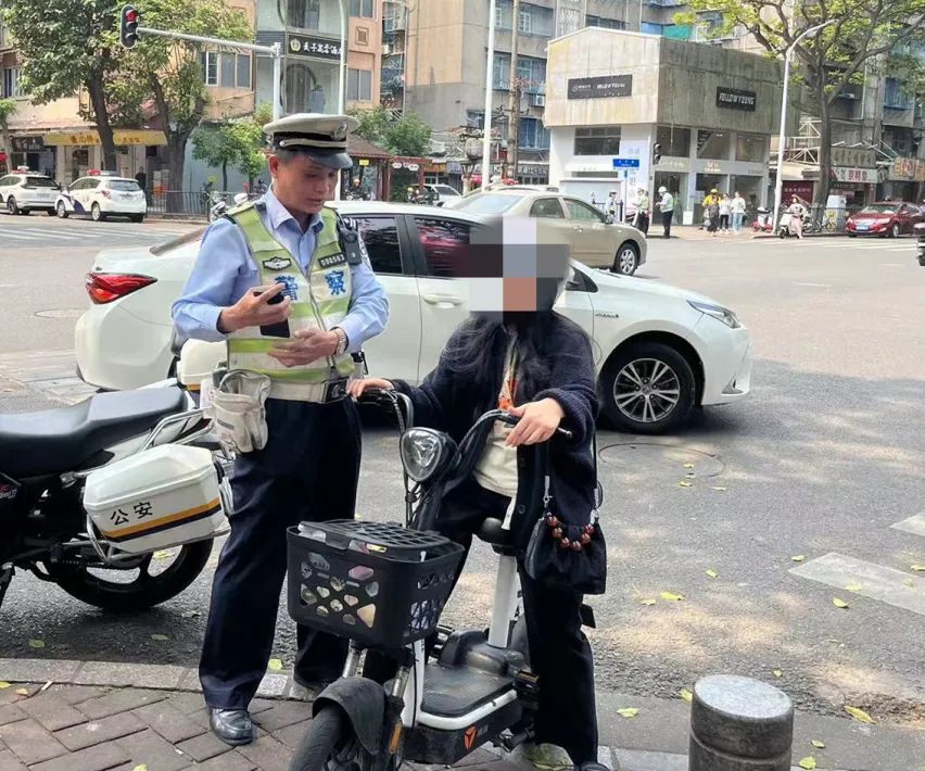 驾驶一辆电动自行车沿龙眼南路美食街自北向南逆向行驶至长平龙眼路口