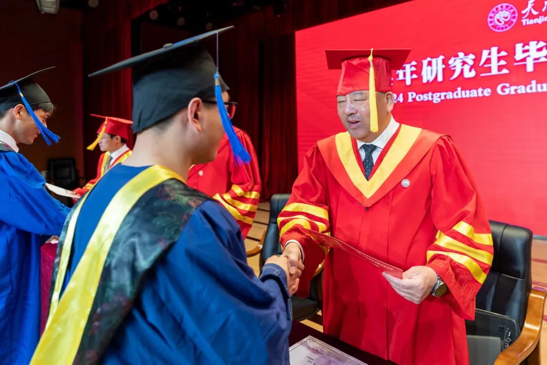 云程发轫万里可期天职师大举行2024年研究生毕业典礼暨学位授予仪式